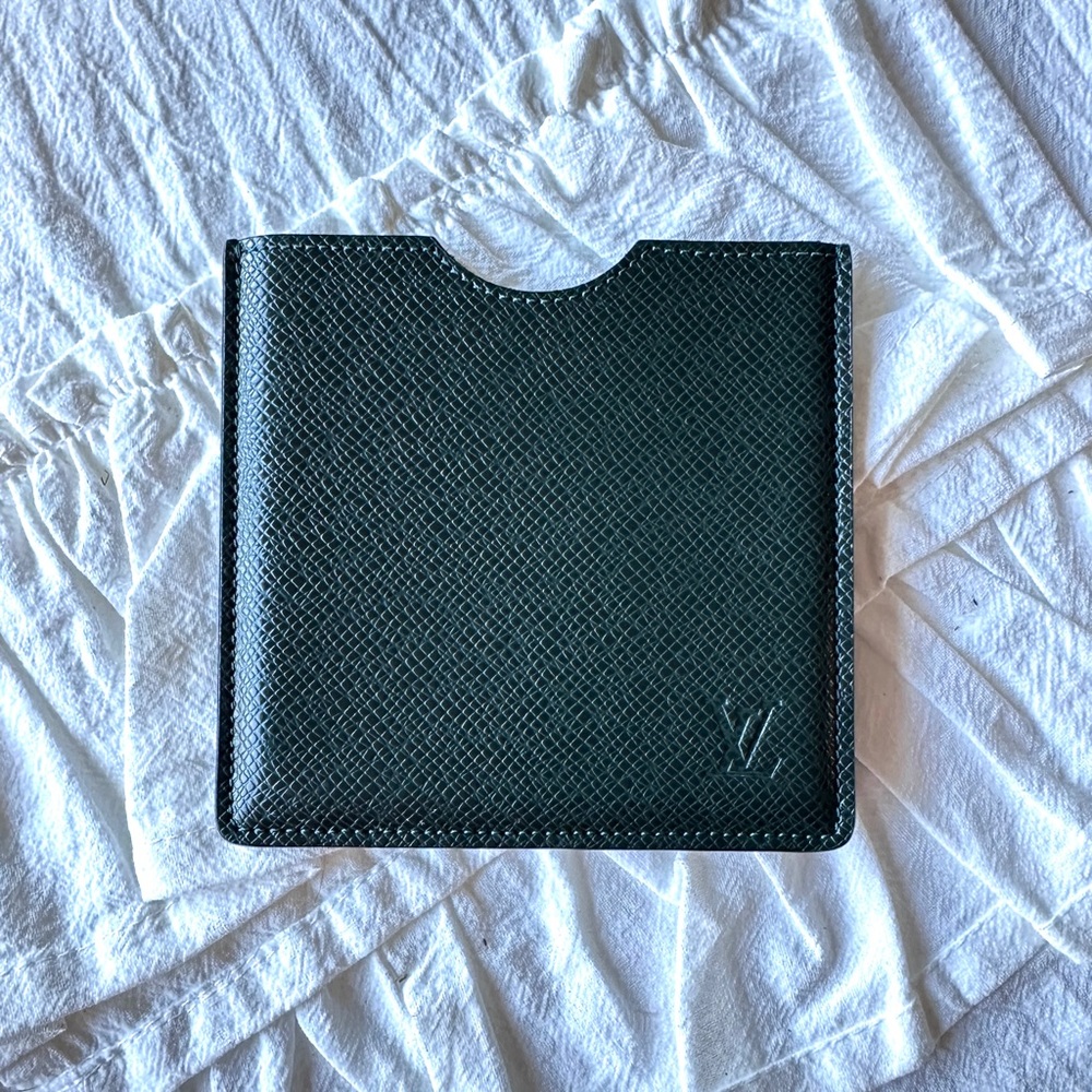 Excellent condition Authentic Louis Vuitton Taiga Leather Wallet. Green. - Picture 2 of 16